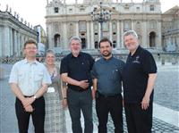 Pfr. Gerard Tyrrell (hd) (Irland) , die Dame (US-Dolmetscherin), Diakon Josef Rothkopf, Pfr. Jaime Gutirrez Villanueva (gl) (Spanien) und Pfr. Joseph Mulcrone (hd) (USA).