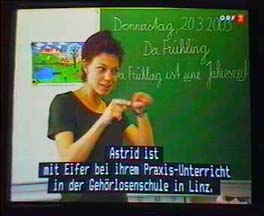 Standbild: Astrid mit Eifer bei ihrem Praxis-Unterricht in der Gehörlosenschule in Linz.