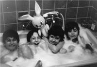 vier Jungen in der Badewanne