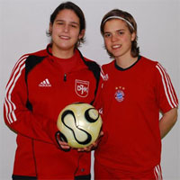 Auf dem Foto: Futsal-Weltmeisterin Anja Schorer (li.) und U19-Europameisterin Katharina Baunach vom FC Bayern Mnchen (re.)