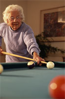 Alte Frau spielt Billard