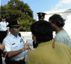Gehörlose Anwälte diskutieren mit Polizisten 