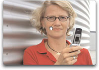 junge Frau mit Handy