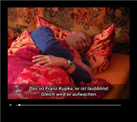 Filmausschnitt: Untertitel Das ist Franz Kupka, er ist taubblind. Gleich wird er aufwachen .