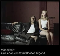 Videoausschnitt, Untertitel: Maedchen ein Leben von zweifelhafter Tugend.