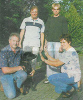 Tauber Hund Max und Familie Mysliwiec