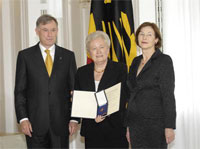Verleihung: Bundesprsident Horst Khler mit Frau und Gerlinde Gerkens